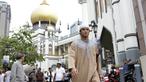 Pemain Indonesia, Muhammad Ridho, usai sholat Jumat di Masjid Sultan, Singapura, Jumat (9/11). Pemain Timnas Indonesia ibadah Sholat Jumat bersama jelang laga Piala AFF 2018 melawan Singapura. (Bola.com/M. Iqbal Ichsan)