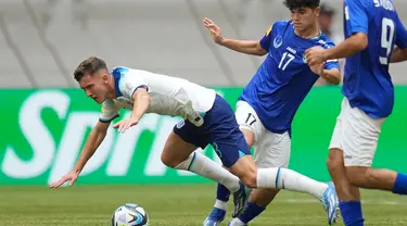 Pemain timnas Inggris U-17, Chris Rigg (kiri) terjatuh usai dijegal oleh Ollabergan Karimov (Uzbekistan) saat pertandingan babak 16 besar Piala Dunia FIFA U-17 di Jakarta International Stadium, Rabu, 22 November 2023. (AP Photo/Dita Alangkara)