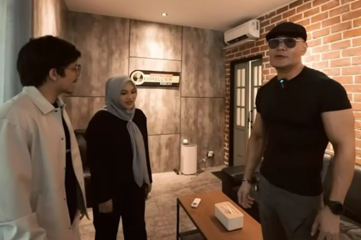 Deddy Corbuzier dan studio mewahnya (YouTube/AH)