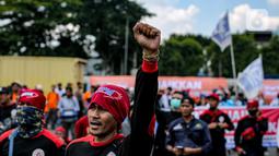 Massa yang tergabung dalam Partai Buruh menggelar aksi di depan Gedung DPR, Jakarta, Selasa (6/9/2022). Dalam aksi tersebut mereka menolak keputusan pemerintah menaikkan harga bahan bakar minyak (BBM) bersubsidi dan meminta pemerintah untuk meninjau ulang keputusan tersebut. (Liputan6.com/Faizal Fanani)