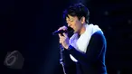 Ariel Noah saat tampil di Konser "Tribute to Rinto Harahap", Studio Emtek, Jakarta, Senin (8/6/2015). Sejumlah musisi membawakan lagu ciptaan Rinto Harahap dengan ciri khas masing-masing. (Liputan6.com/Faisal R Syam)