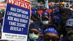Elemen Buruh melakukan aksi di depan Gedung MPR/DPR/DPD Jakarta, Rabu (12/2/2020). Dalam aksinya mereka menolak draft Rancangan Undang-Undang Omnibus Law Cipta Lapangan Kerja. (Liputan6.com/Johan Tallo)