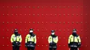 <p>Polisi menjaga unjuk rasa menyerukan larangan orang-orang China memasuki Korea Selatan di depan Kedutaan Besar Tiongkok, Seoul, Korea Selatan, Selasa (4/2/2020). Jika berkembang lebih jauh, virus corona mengakibatkan sesak napas dan berkembang lebih berat. (AP Photo/Ahn Young-joon)</p>