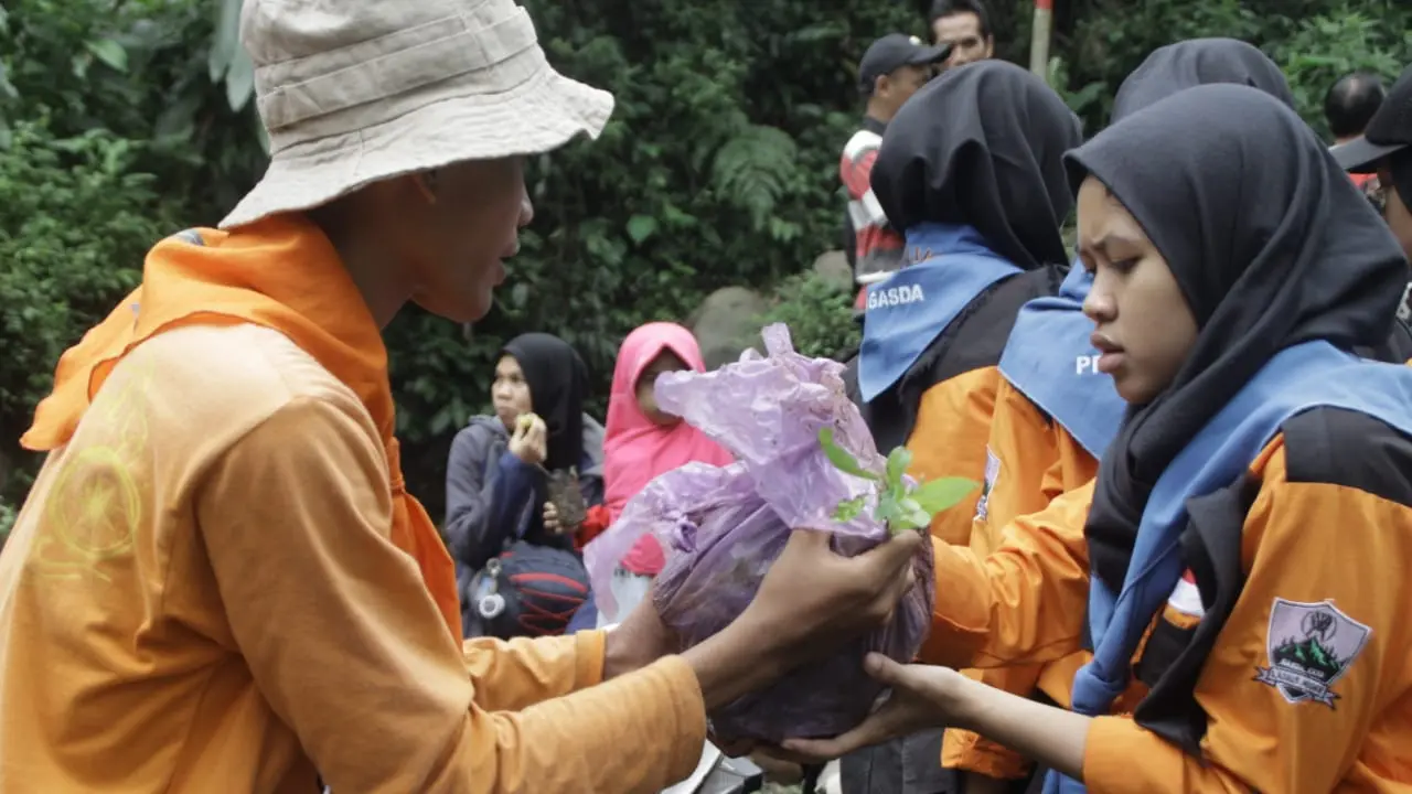 Reboisasi digalakan oleh Perhutani untuk menyangga kehidupan satwa langka dan merawat heteroginitas hutan Siregol. (Foto: Liputan6.com/Galoeh Widura)