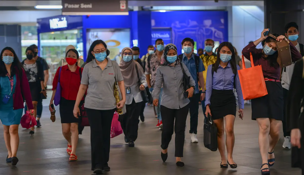 Orang-orang yang memakai masker berjalan di sebuah stasiun kereta metro di Kuala Lumpur, 5 Oktober 2020. Malaysia pada Senin (5/10) melaporkan rekor penambahan kasus harian tertinggi lainnya dengan 432 kasus baru COVID-19, menambah total kasus di negara itu menjadi 12.813. (Xinhua/Chong Voon Chung)