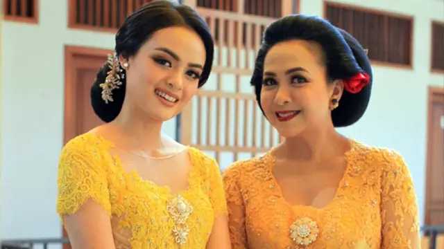 Sundari Soekotjo dan Intan Soekotjo
