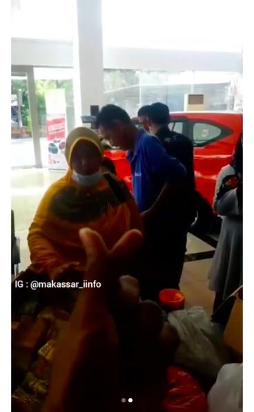 Seorang ibu membeli mobil Toyota menggunakan uang receh hasil menabung 5 tahun (Instagram/makassar_iinfo)