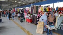 Suasana jembatan penyeberangan multiguna atau skybridge Tanah Abang, Jakarta, Rabu (8/5). Hari ketiga puasa bulan Ramadan, Warga Jakarta dan penyangga sekitarnya sudah mulai berbelanja pakaian muslim dengan harga yang murah untuk kebutuhan sendiri atau dijual kembali. (Liputan6.com/Herman Zakharia)