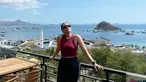 Fitri Salhuteru baru-baru ini pelesir ke Labuan Bajo, NTT. Sahabat Nikita Mirzani ini mengunggah sejumlah momen saat di Labuan Bajo via akun Instagram terverifikasinya. Fitri Salhuteru menikmati suasana saat berada di kapal dengan beragam latar menawan. Termasuk pose wajib di Pulau Padar yang ikonis. Sejumlah posenya bisa Anda contek pas piknik. (Foto: Instagram @fitri_salhuteru)