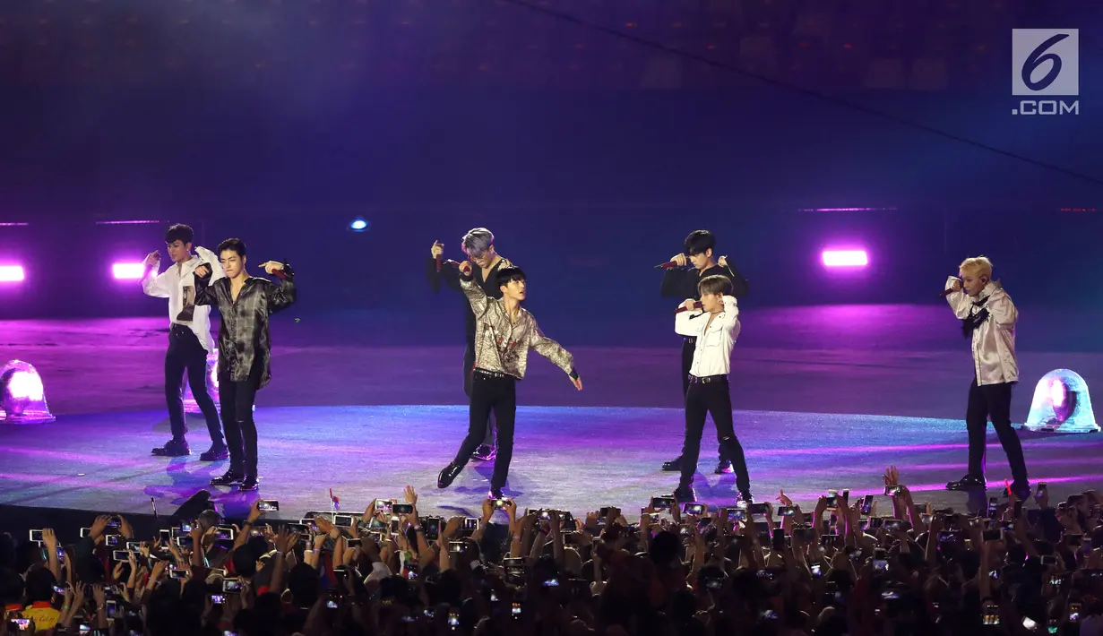 Boy band Korea Selatan, iKON tampil menghibur penonton pada upacara penutupan Asian Games 2018 di Stadion Gelora Bung Karno, Jakarta, Minggu (2/9). Mereka membawakan dua lagu hits. (Liputan6.com/Helmi Fithriansyah)