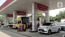 Sejumlah kendaraan mengisi bahan bakar minyak (BBM) di SPBU Pertamina wilayah Gunung Putri, Kabupaten Bogor, Jawa Barat, Jumat (2/9/2022). Pemerintah mengatakan bahwa kebijakan menikkan harga BBM subsidi sampai saat ini masih terus dihitung dengan prinsip kehati-hatian. (Liputan6.com/Magang/Aida Nuralifa)