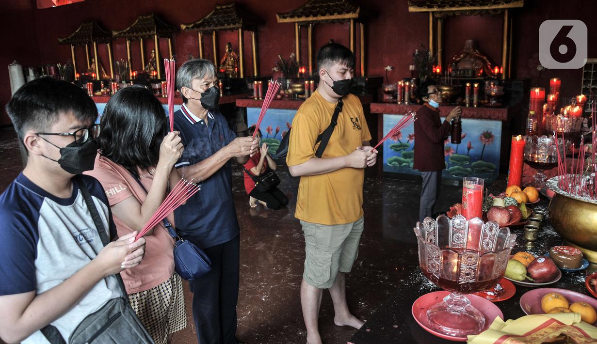 Warga keturunan Tionghoa saat sembahyang Tahun Baru Imlek 2574 di Wihara Buddha Dharma & Pho Sat, Tajur Halang, Kabupaten Bogor, Jawa Barat, Minggu (22/1/2023). Wihara Buddha Dharma & Pho Sat atau yang juga dikenal dengan Wihara Buddha Tidur menjadi salah satu tempat ibadah warga Tionghoa dalam merayakan Tahun Baru Imlek sebagai ungkapan rasa syukur atas rejeki dan keselamatan dari tuhan serta untuk pengharapan kehidupan lebih baik di tahun Kelinci Air. (merdeka.com/Iqbal S Nugroho)