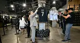 Sejumlah fans Los Angeles FC tengah berburu jersey pemain baru mereka, Son Heung-min di toko ofisial yang terletak di BMO Stadium, Los Angeles, Amerika, Rabu (06/08/2025). (AFP/Frederic J. Brown)