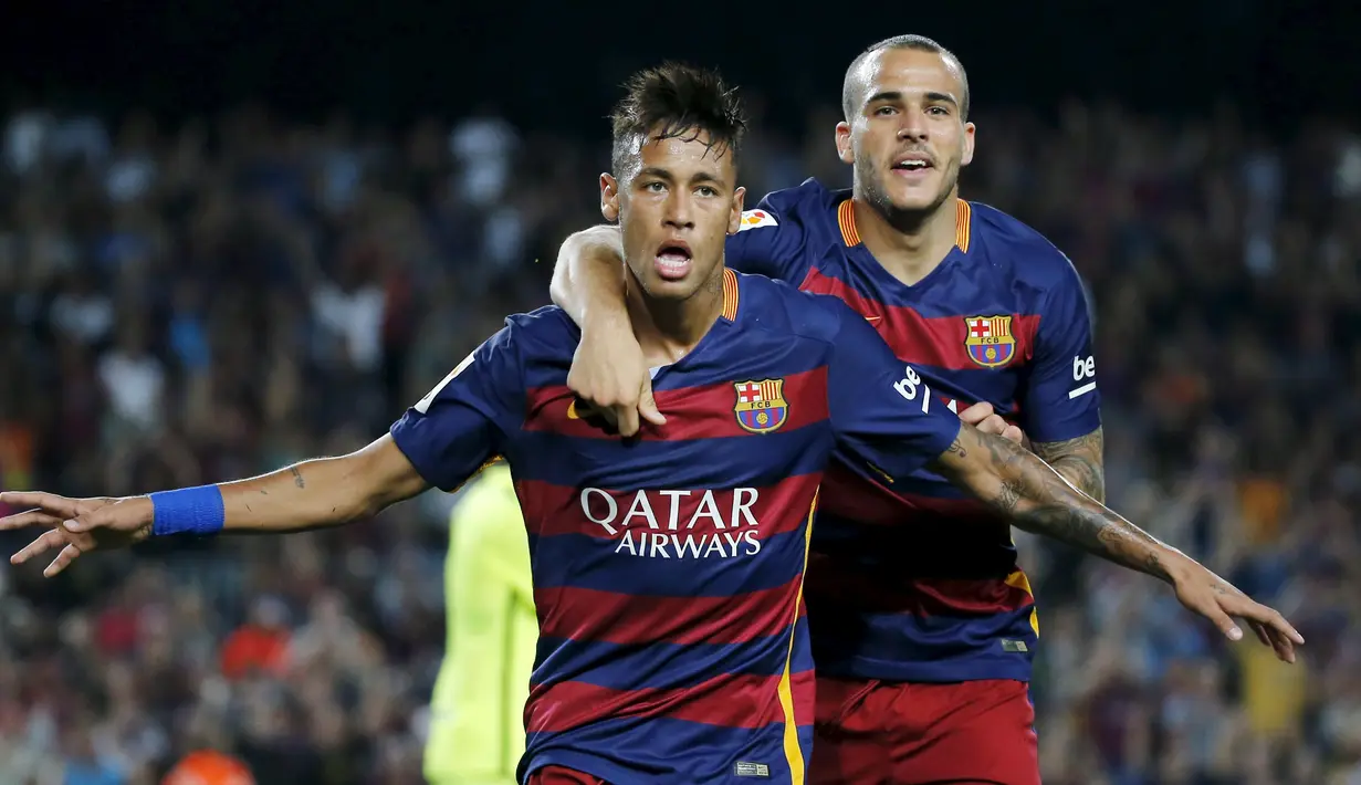 Penyerang Barcelona, Neymar (kiri) melakukan selebrasi usai mencetak gol ke gawang Levante Pada lanjutan Liga Spanyol di stadion Camp Nou, Senin (21/9/2015). Barcelona menang telak atas Levante dengan skor 4-1. (REUTERS/Susana Vera)