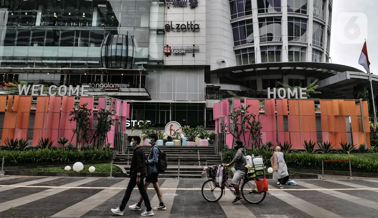 Warga saat melintas di depan pusat perbelanjaan dan restoran cepat saji di Jalan Jenderal Soedirman, Jakarta, Minggu (11/10/2020). Dalam PSBB Transisi, Pemprov DKI Jakarta memberikan kelonggaran bagi restoran atau rumah makan dengan memperbolehkan makan di tempat. (merdeka.com/Iqbal S. Nugroho)