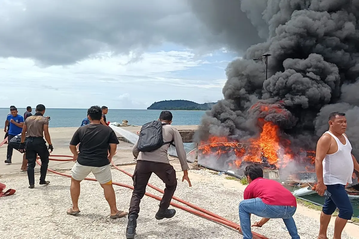 Speed boat yang ditumpangi rombongan pasangan calon gubernur Maluku Utara nomor urut 4 Benny Laos-Sabrin Sehe, terbakar pada Sabtu (12/10/2024).