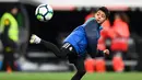 Putra Cristiano Ronaldo, Cristiano Ronaldo Jr saat menunjukkan kebolehannya mengontrol bola usai pertandingan antara Real Madrid dan Real Sociedad di stadion Santiago Bernabeu di Madrid, Spanyol (10/2). (AFP Photo/Gabriel Bouys)