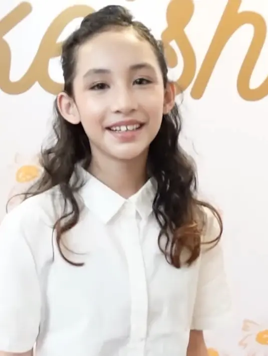 Di hari ulang tahun tahunnya, Keisha mengenakan kemeja putih lengan panjang dipadukan celana denim. Rambut ikalnya diikat setengah ke belakang, memasuki usia 11 tahun wajahnya pun sudah terlihat cantik sama seperti ibundanya. [@arumibachsin_94]
