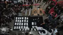 Dirtipid Narkoba Bareskrim Polri mengungkap sindikat narkotika jenis sabu Internasional WN Taiwan dan Nigeria di Jakarta, Senin (18/4). Petugas menyita barang  bukti 14,10kg sabu, 5 buah tabung besi dan 2 buah case kayu. (Liputan6.com/Gempur M Surya)