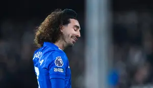 Pemain Chelsea, Marc Cucurella, meninggalkan lapangan setelah diganjar kartu merah saat melawan Fulham pada pekan ke-21 Premier League di Stadion Craven Cottage, Kamis (8/1/2026) dini hari WIB. (AP Photo/Dave Shopland)