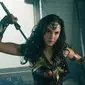 Aktris Gal Gadot saat memerankan Wonder Woman di film terbarunya. Film ini menceritakan sosok Diana, putri cantik asal Amazon yang dilatih guna menjadi ksatria tak terkalahkan, Wonder Woman. (Clay Enos/Warner Bros. Entertainment via AP)