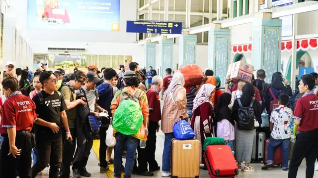 antrean penumpang kereta api