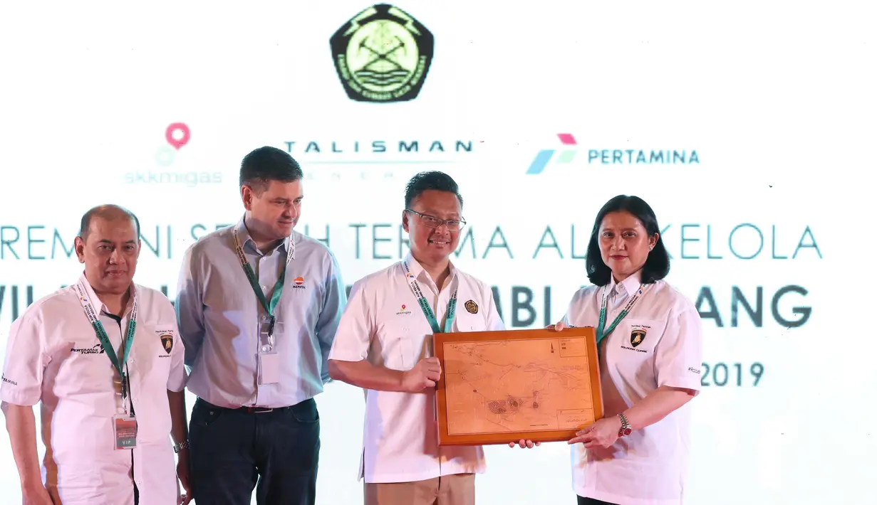 Dirut Pertamina Hulu Energi, Meidawati (kanan) bersama Deputi Perencanaan SKK Migas, Jafee Suardin (kedua kanan) saat Seremoni Serah Terima Alih Kelola Wilayah Kerja Jambi Merang di Sungai Kenawang Gas Plant, Sabtu (9/2). (Liputan6.com/Helmi Fithriansyah)