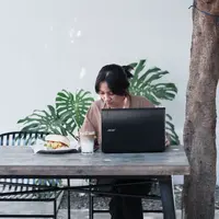 Kehadiran fasilitas seperti Wi-Fi, colokan listrik, dan suasana yang mendukung membuat kafe semakin sering dimanfaatkan sebagai ruang kerja informal. (Foto/Dok: Pexels)
