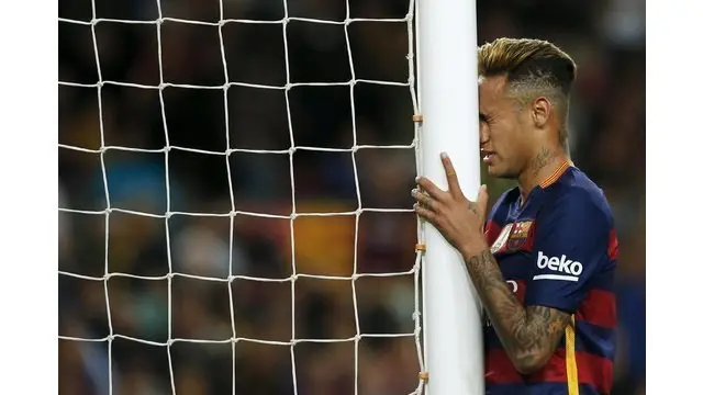 Kekalahan Barcelona melawan Valencia di Camp Nou, Minggu (17/4/2016) tampaknya membuat Neymar frustrasi. Usai laga, ia memancing keributan dengan 3 pemain Valencia.