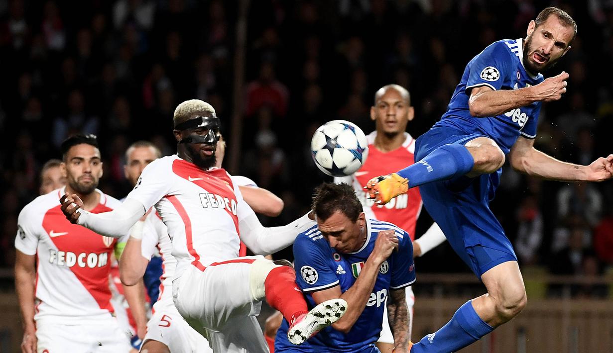 Bek Juventus, Giorgio Chiellini, berebut bola dengan gelandang Monaco, Tiemoue Bakayoko, pada laga Liga Champions di Stadion Stade Louis II, Monaco, Rabu (3/5/2017). Monaco kalah 0-2 dari Juventus. (AFP/Anne-Christine Poujoulat)
