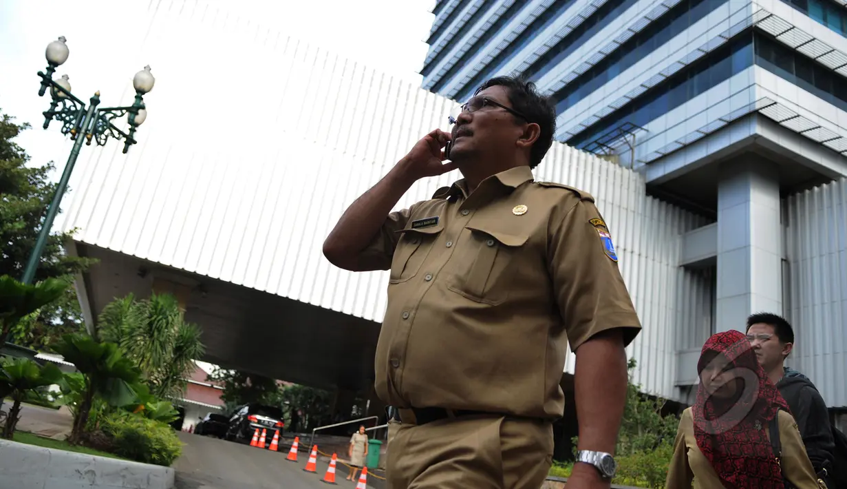 Sejumlah pegawai negeri sipil (PNS) pulang kerja di Gedung DPRD DKI, Jakarta, Selasa (10/3/2015). PNS DKI kembali harus gigit jari lantaran pembayaran tunjangan kinerja daerah (TKD) statis kembali tertunda. (Liputan6.com/Faizal Fanani)