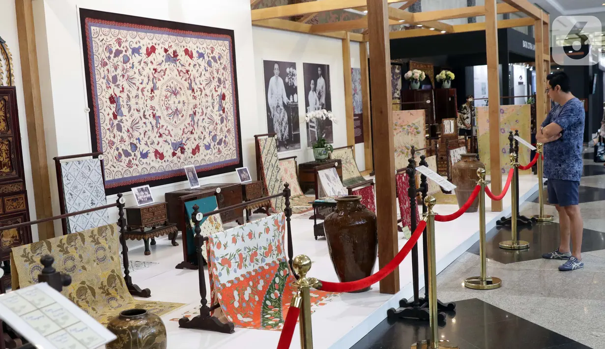 Pengunjung melihat-lihat koleksi batik yang dipamerkan pada Interior and Craft (ICRA) Exhibition 2019 yang dihelat di Hall A Jakarta Convention Center (JCC), Senayan, Jakarta, Minggu (6/10/2019). Ratusan motif batik dari berbagai daerah dipamerkan pada ajang ini. (Liputan6.com/Helmi Fithriansyah)