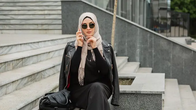 5 Gaya Streetwear Hijab Paling Stylish (photo by freepik.com)