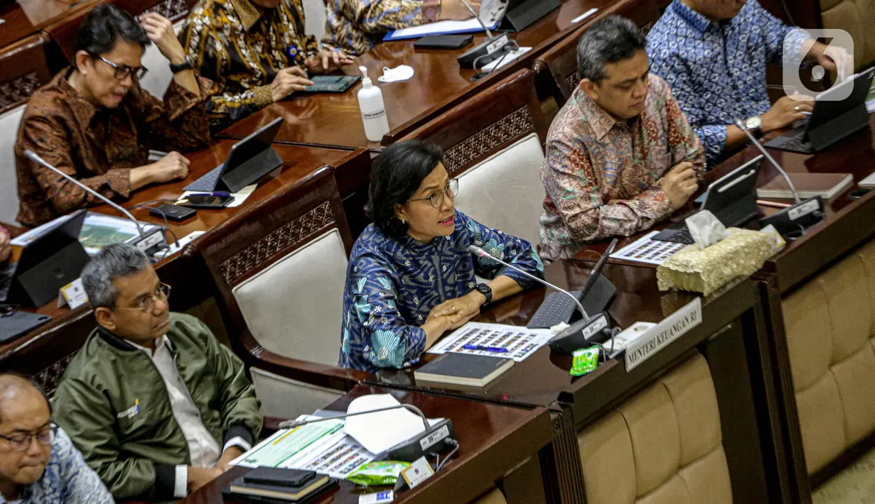 Menteri Keuangan Sri Mulyani berbicara dalam rapat kerja bersama Komisi XI DPR di Kompleks Parlemen, Senayan, Jakarta, Selasa (11/4/2023). Rapat tersebut membahas mengenai Dana Bagi Hasil (DBH). (Liputan6.com/Faizal Fanani)