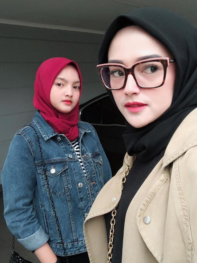 Bak Seumuran, Ini 6 Potret Kebersamaan Citra Monica dan Putrinya