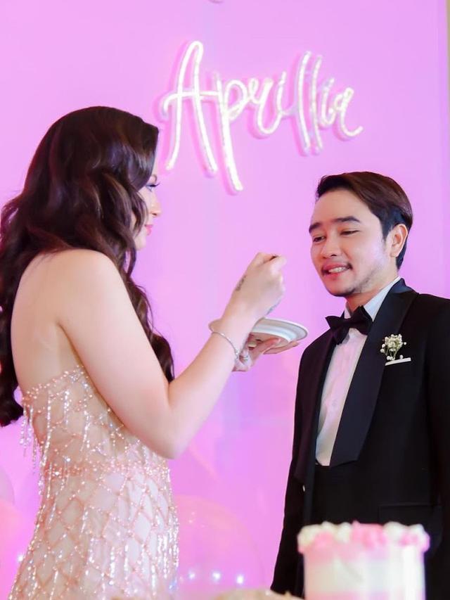 6 Momen Abash Rayakan Ulang Tahun Sang Kekasih, Gayanya Curi Perhatian