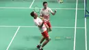 Pasangan Indonesia, Fajar Alfian/M Rian Ardianto, saat melawan wakil Jepang, Takuto Inoue/Yuki Kaneko, pada laga Asian Games di Istora, Jakarta, Selasa (21/8/2018). Fajar/Rian menang 21-10, 21-10. (Liputan6.com/Helmi Fithriansyah)