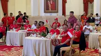 Presiden Joko Widodo (Jokowi) menggelar nonton bareng semifinal pertandingan antara Indonesia melawan Uzbekistan Piala Asia U-23 di Istana Negara, Jakarta, Senin (29/4) malam (Muhammad Genantan Saputra/Merdeka.com)