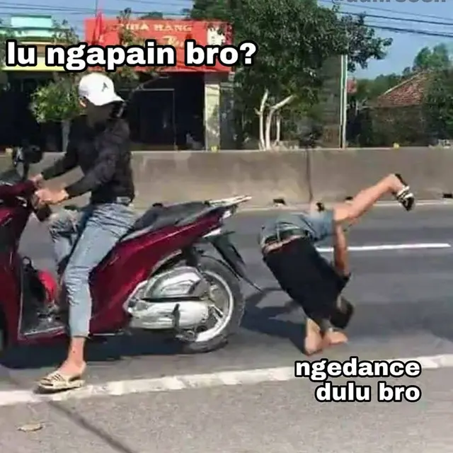 6 Meme Kelakuan Orang Naik Motor Boncengan Ini Bikin Tepuk Jidat