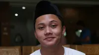 Saat ditemui di acara press conference film 'Cahaya Cinta Pesantren' di kawasan Ampera, Jakarta Selatan, Senin (25/1), Rizky mengatakan perannya bertolak belakang dengan kesehariannya. (Nurwahyunan/Bintang.com)