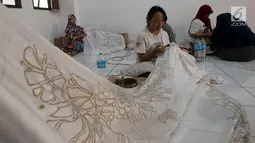 Warga menyelesaikan pembuatan kain batik di rumah susun (Rusun) Rawa Bebek, Jakarta, Sabtu (6/7/2019). Kain dengan motif Jakarta dan motif lainnya ini dibuat oleh ibu-ibu penghuni rusun Rawa Bebek, mereka menjualnya dengan harga Rp1,5 hingga Rp 2,5 juta per kain. (merdeka.com/Imam Buhori)
