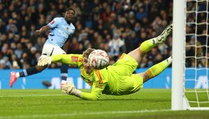 Kiper Salford City, Matt Young (kanan) gagal menghalau bola tendangan pemain Manchester City, Jeremy Doku pada laga lanjutan Piala FA 2024/2025 di Etihad Stadium, Manchester, Inggris, Minggu (12/01/2025). (AFP/Darren Staples)