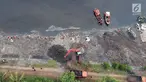 Foto aerial suasana gerebek sampah di Pesisir Teluk Jakarta, Cilincing, Jakarta Utara, Minggu (15/4). Kegiatan ini dilakukan dalam rangka memperingati Hari Peduli Sampah Nasional (HPSN) 2018. (Liputan6.com/Arya Manggala)