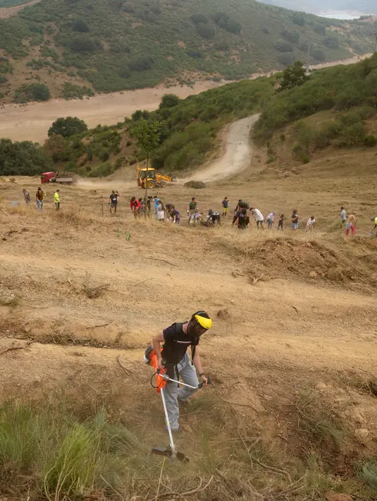 Ribuan petugas pemadam kebakaran didukung oleh militer dan pesawat pengebom air masih terus berjuang melawan puluhan kebakaran hutan di Spanyol. (CESAR MANSO/AFP)