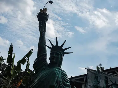 Patung Liberty karya perajin Sutopo terlihat di kawasan Pondok Cabe, Tangerang Selatan, Jumat (14/12). Sutopo pengrajin lulusan ISI Jogja ini bergelut di dunia seni patung sudah belasan tahun. (Liputan6.com/Faizal Fanani)
