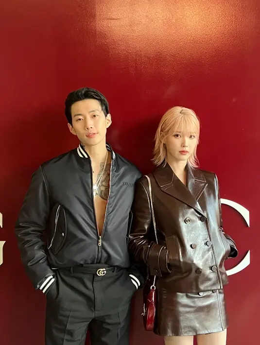 <p>IU berbagi banyak foto, berpose dengan Jay Park. Keduanya menjadi model pakaian Gucci bergaya rocker-chic. IU dan Jay Park memang diketahui berteman baik.</p>