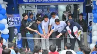 Pembukaan gerai reseller Persib Store di Cianjur dihadiri tiga pemain Persib Bandung, Kakang Rudianto, Adam Alis, dan Dedi Kusnandar, Jumat (14/3/2025). (Bola.com/Erwin Snaz)