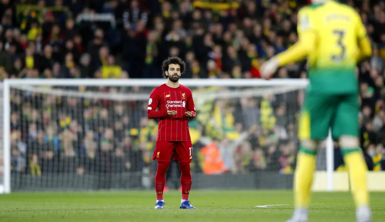 Penyerang Liverpool, Mohamed Salah, berdoa sebelum pertandingan melawan Norwich City pada laga Premier League di Stadion Carrow Road Minggu (16/2/2020). Liverpool menang 1-0 atas Norwich City. (AP/Frank Augstein)