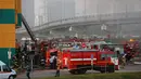 Sejumlah petugas kebakaran berusaha mengevakuasi kebakaran yang terjadi di pusat perbelanjaan Rio di Moskow, Rusia (10/7). Dilaporkan, empat orang sempat terjebak di dalam mal tersebut sebelum akhirnya berhasil diselamatkan. (AFP Photo/Dmitry Serebryakov)