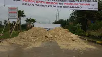 Ruas Jalan Bogor Regional Ring Road atau Jalan Lingkar Bogor, Kota Bogor, Jawa Barat diblokir menggunakan batu kapur. (Liputan6.com/Darno)
